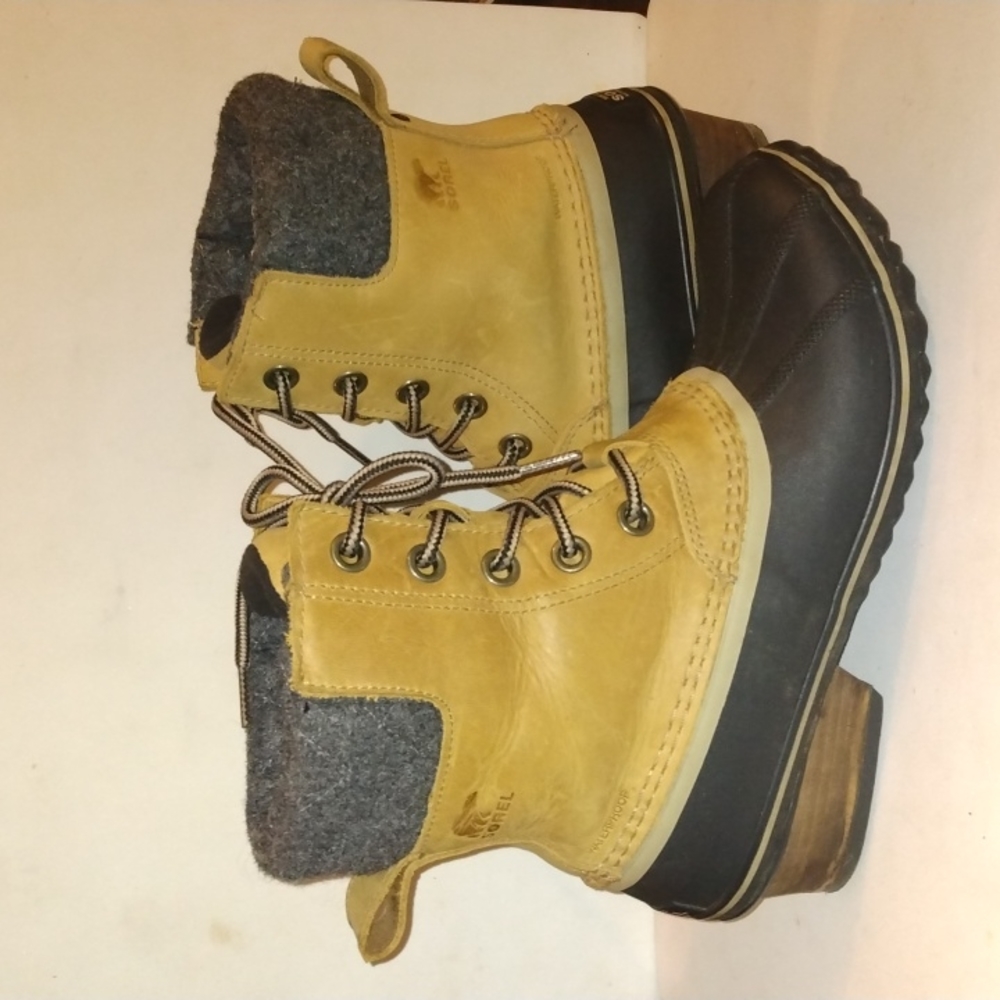 Sorel Women's Tan and Black Boots